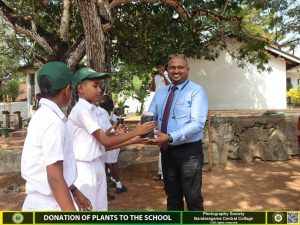 හරිත අනාගතයක් වෙනුවෙන් හොරණ සිංගර් ආයතනයෙන් වටිනා පැළ පරිත්‍යාගයක් 🌱